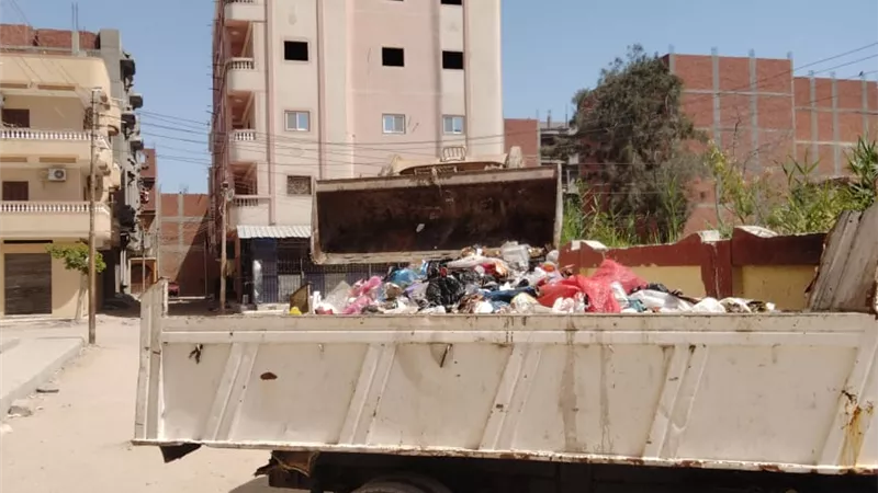 استمرار أعمال رفع المخلفات والقمامة بالقنطرة غرب