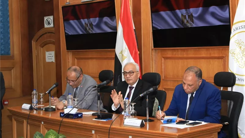 حجازي يجتمع مع أعضاء لجنة مراجعة الامتحانات .. قبل طباعتها
