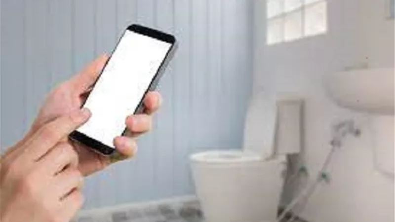 احذر تصفح هاتفك فى الحمام .. لهذه الأسباب
