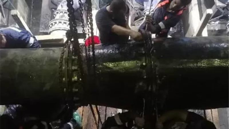 انتهاء اصلاح الكسر المفاجئ بخط طرد صرف صحي محطة المحمودية بديروط