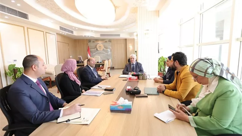 أيمن عاشور يدعو طلاب الجامعات بسرعة تقديم مشروعات تحافظ على البيئة