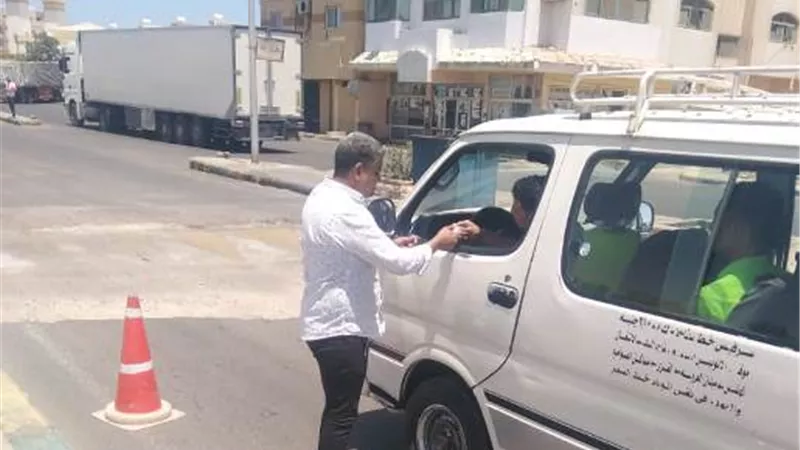 حملات مرورية على مواقف السيارات لمتابعة الاتزام بخطوط السير