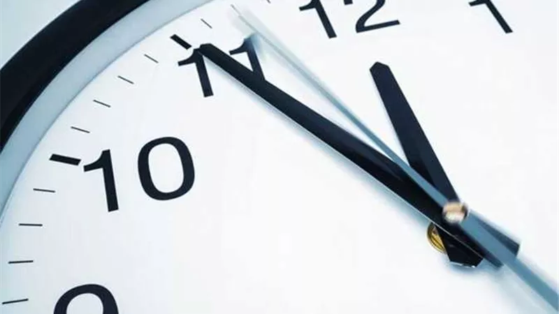 قدم ساعتك 60 دقيقة.. موعد تغيير الساعة للعمل بنظام التوقيت الصيفي