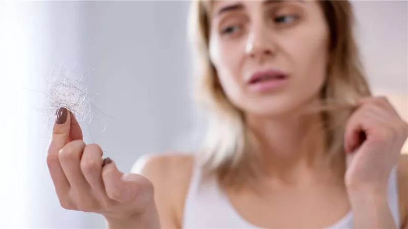 خبراء يقدمون نصائح هامة للوقاية من تساقط الشهر مع تقدم العمر