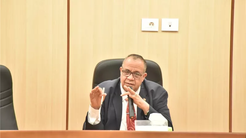 رئيس جامعة الأقصر يلتقى المشاركين بورش عمل الاستراتيجية الجديدة