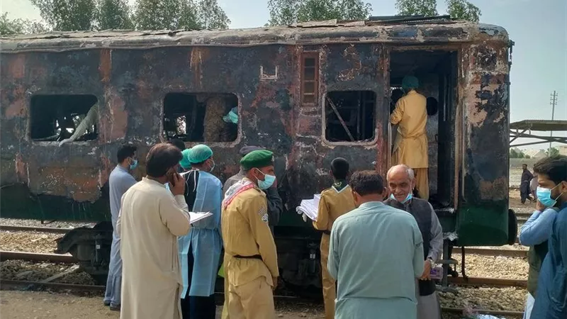 مقتل 7 أشخاص جراء اندلاع حريق في قطار بباكستان