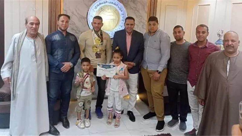 الشعب الجمهوري بأسيوط يكرم البطل سيد حسن الطوابى