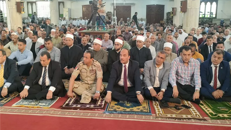 محافظ شمال سيناء ونائبه يؤديان صلاة الجمعة في مسجد النصر بالعريش