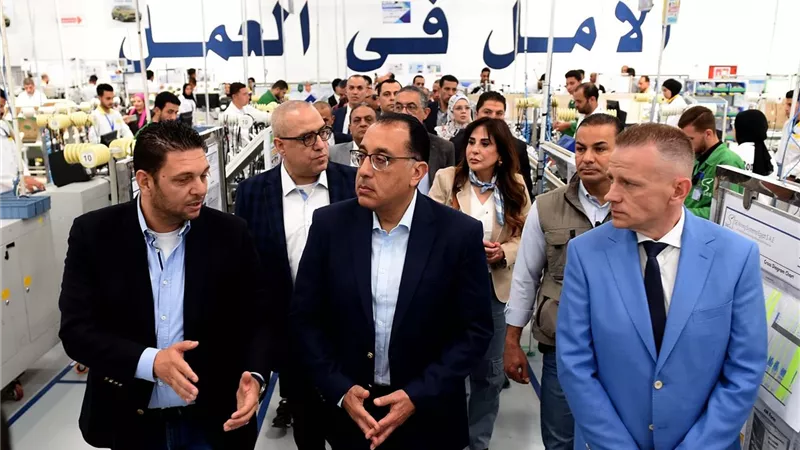 رئيس الوزراء يتفقد مصنعا لـ 