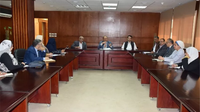 تعرف على تفاصيل اجتماع رئيس جامعة حلوان مع مسئولى الكليات.. صور