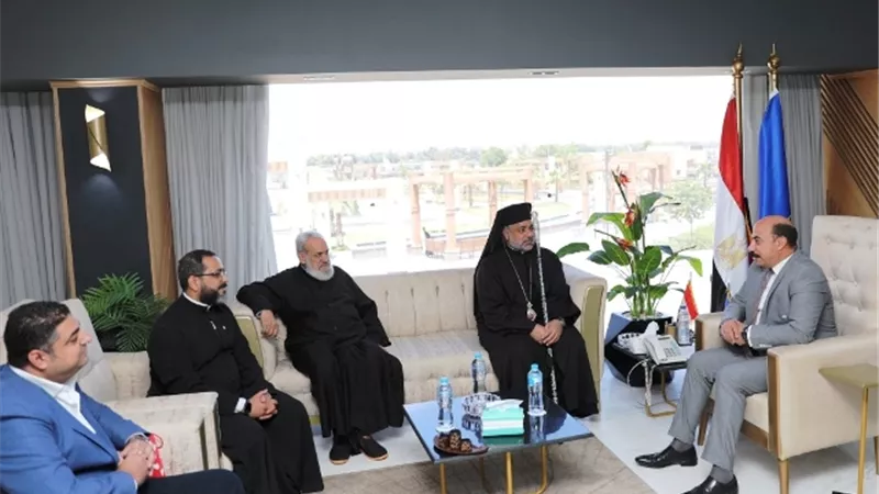 محافظ أسوان يستقبل وفد الأقباط الكاثوليك ويؤكد على روح الإخاء