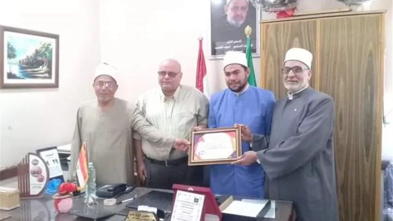 قيادات المنظمة تكرم خريجى الازهر بالمنيا لاختياره إمام الجامع