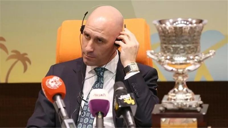 رئيس الاتحاد الإسباني : لن أتدخل في عودة ميسي إلى برشلونة