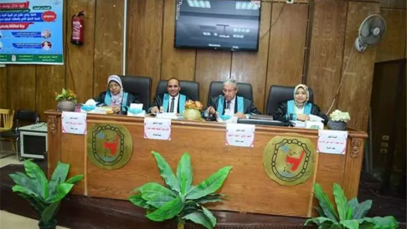 رئيس جامعة سوهاج يشهد مناقشة رسالة دكتوراه لوافد كويتى