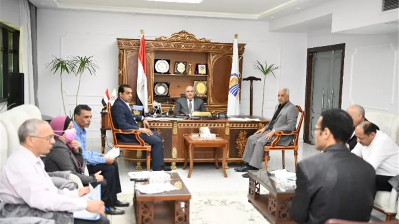 محافظ قنا يترأس لجنة إختيار المتقدمين لوظيفة مدير الإدارة العامة