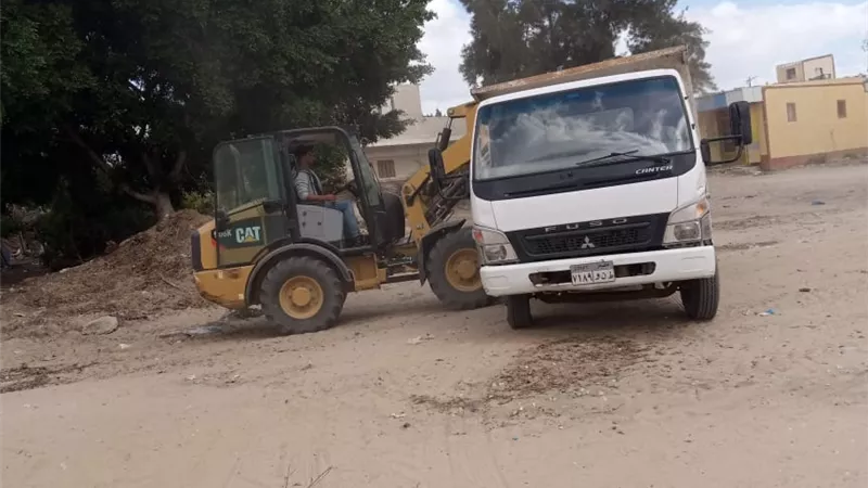 رفع القمامة والمخلفات من القنطرة شرق بالإسماعيلية
