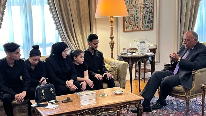 سامح شكري يستقبل أسرة محمد الغراوي فقيد الخارجية في الخرطوم