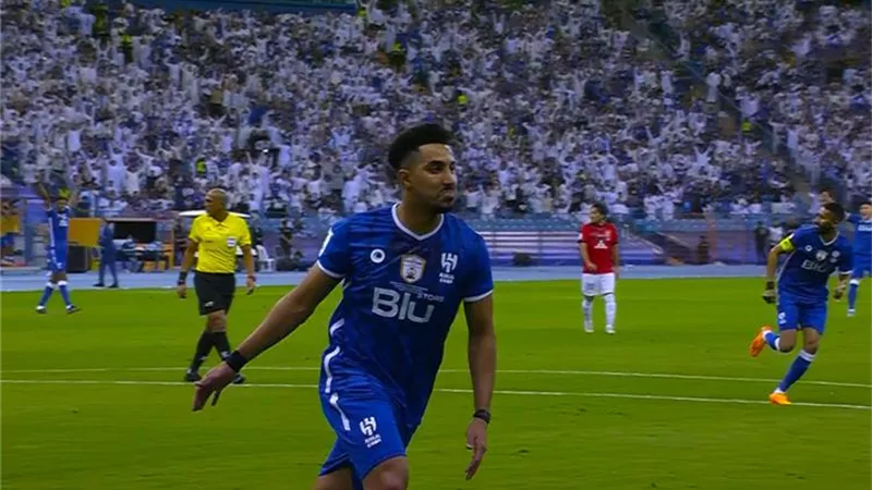 فيديو .. هل استحق سالم الدوسري البطاقة الحمراء؟