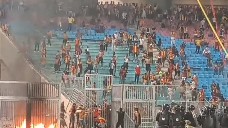 اشتباكات الجماهير والأمن يؤخر انطلاق الشوط الثاني للترجي والشبيبة