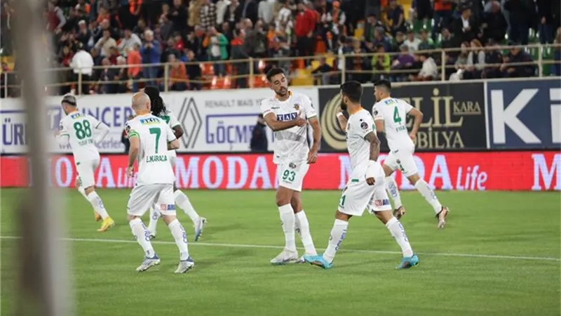 الإصابة تبعد كوكا عن الملاعب حتى نهاية الموسم