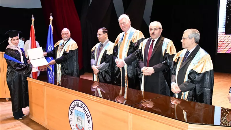 رئيس جامعة القناة وسفير هولندا يشهدان تخريج ماجستير المهن الصحية