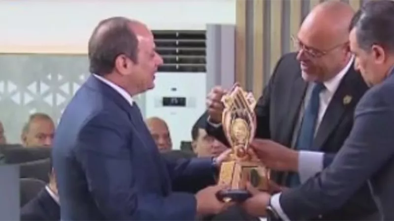 درع تذكاري للرئيس السيسي من رئيس اتحاد العمال