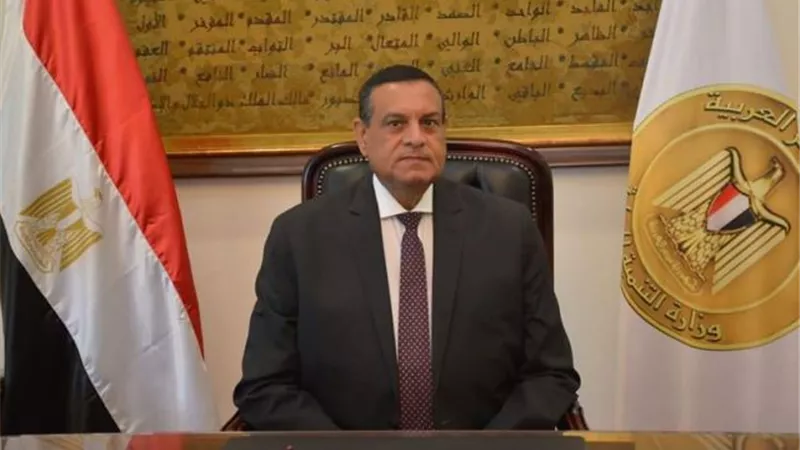وزير التنمية المحلية يتلقي تقريراً حول جهود مبادرة 