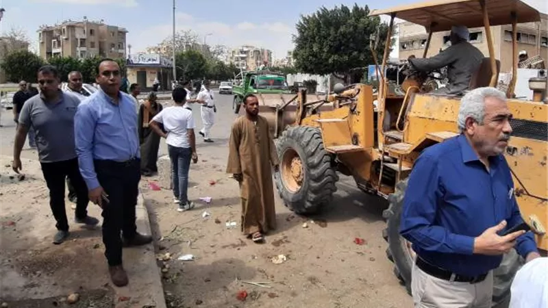 رئيس جهاز الشروق يقود حملة لرفع الإشغالات ويحرر (27) محضر.. صور