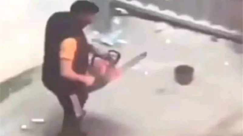 القبض على مشجع حمل منشارا في أحداث لقاء الترجي والشبيبة ..فيديو