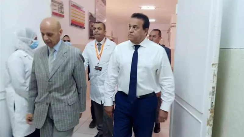 عبدالغفار يوجه بصرف شهرمكافأة للعاملين بمستشفى الصالحية