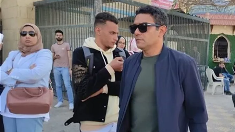 لحظة انهيار اسر ياسين فى جنازة صديقه مصطفى درويش.. صور