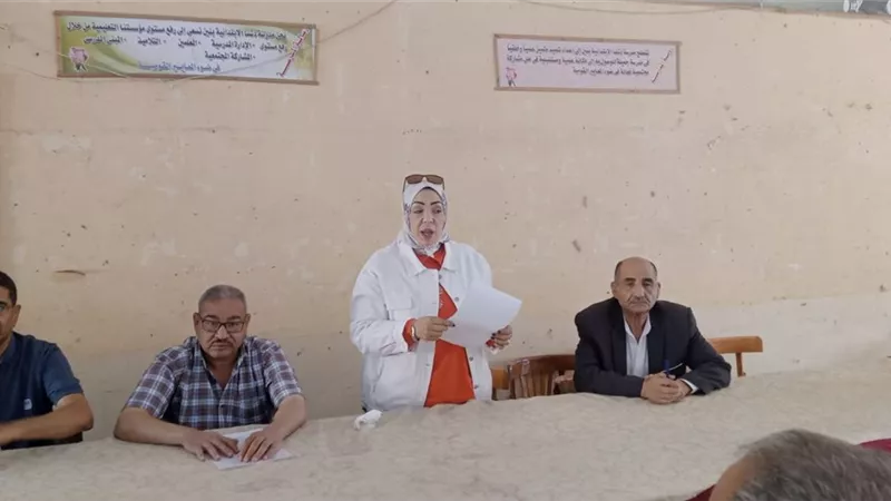 مديرة إدارة دشنا تجتمع بموجهي الإدارة استعدادا للامتحانات