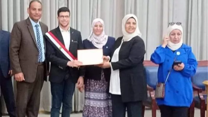 محافظ دمياط تُهنئ الطالب الأول بالوطن العربى بمسابقة تحدث الفصحى