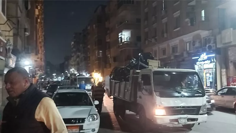 رفع اشغالات كافيه شهير بالدقي ومتابعة مواعيد الغلق للمحلات