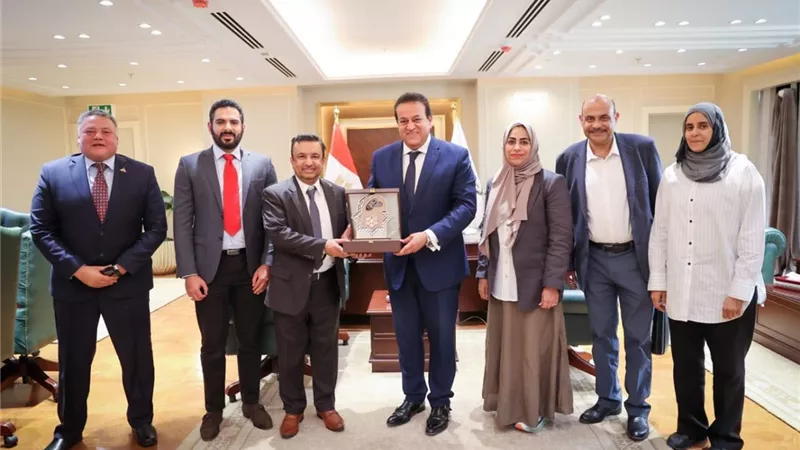 وزير الصحة يستقبل وفدًا من المجلس العماني للاختصاصات الطبية