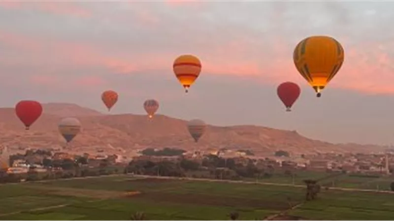 1300 سائح على متن 60 رحلة بالون فى سماء الأقصر