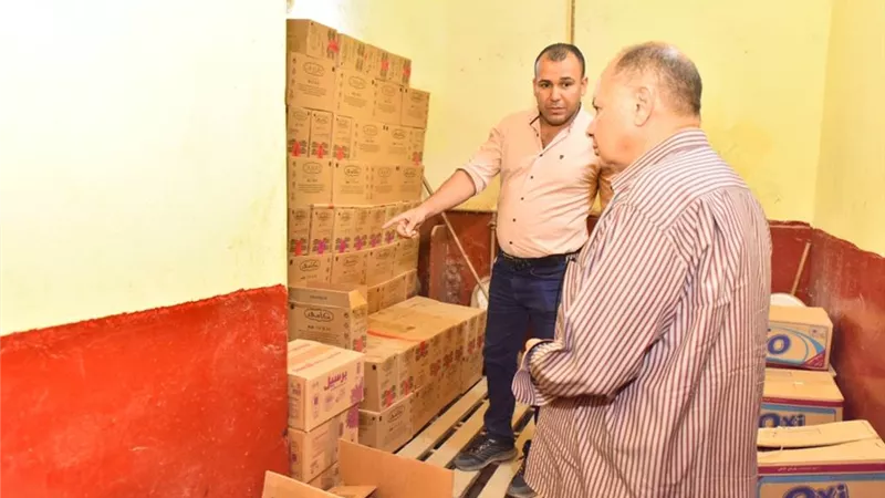 محافظ أسيوط يتفقد فرع الشركة المصرية لتجارة الجملة بمركز ساحل