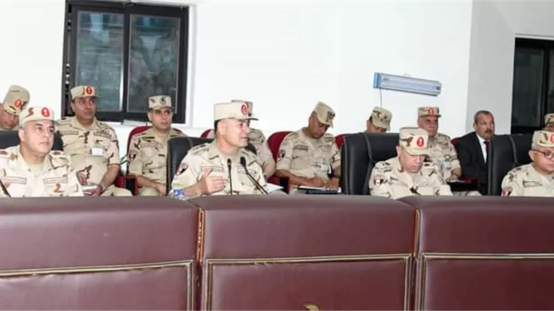 رئيس الأركان يشهد إحدى مراحل مشروع مراكز القيادة الإستراتيجى التعبوى لإدارة الإشارة 