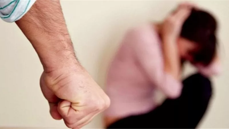 أب يضرب طفلته علقة ساخنة حتى الموت