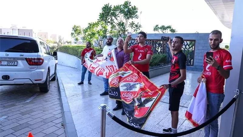 جماهير الأهلي تستقبل البعثة فور وصولها الإمارات .. صور