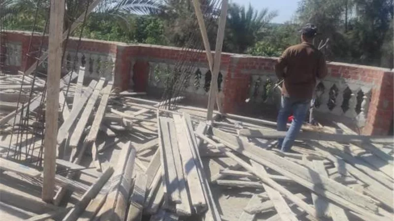 إزالة شدة خشبية لبناء بدون ترخيص في عين غصين بالإسماعيلية