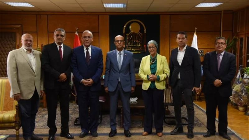 رئيس جامعة أسيوط يلتقي وفد معهد تكنولوجيا المعلومات