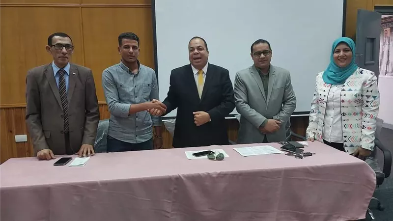 ندوة عن محو الأمية علي هامش 