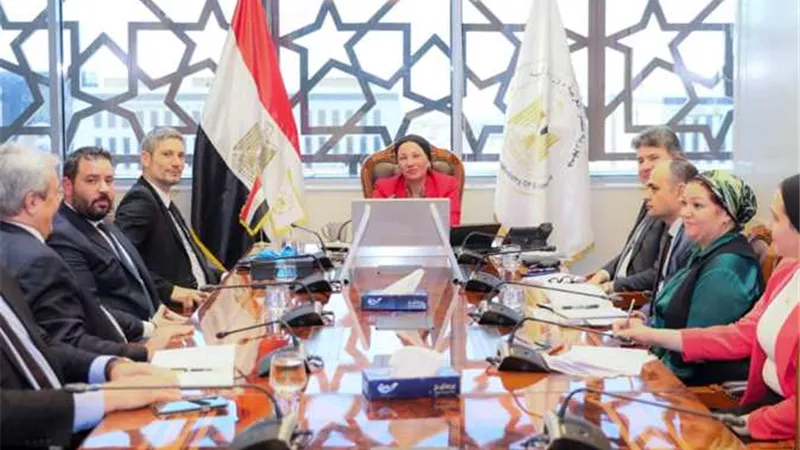 وزيرة البيئة تناقش تفاصيل خدمة جمع المخلفات الصلبة والسائلة
