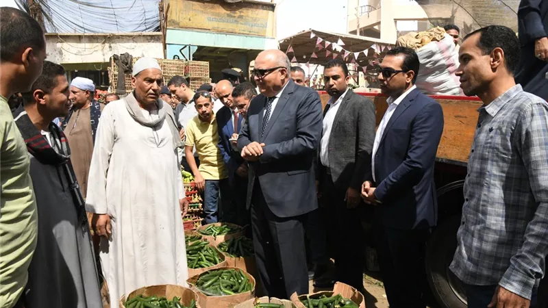 محافظ قنا يتفقد مجمع الشوادر والمواقف بنجع حمادي