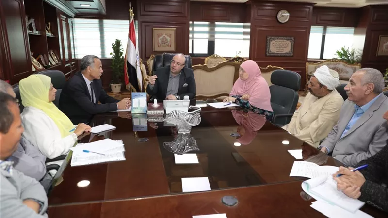 محافظ بني سويف يلتقى أهالي عزبة مطيريد