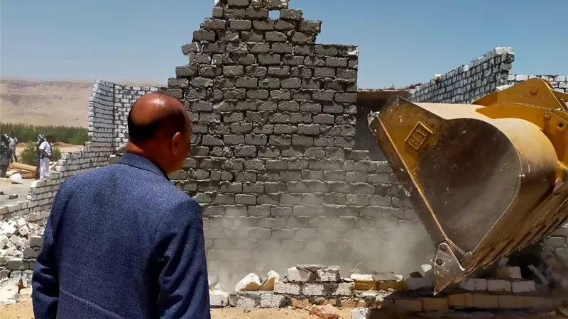 إزالة ٧ حالات تعدى على أراضى أملاك الدولة غرب الأقصر