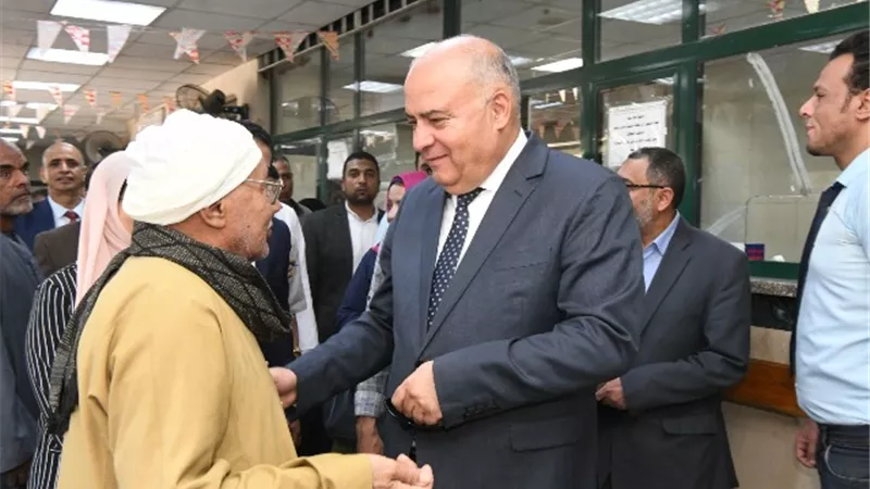 محافظ قنا يتابع انتظام العمل بعيادات التأمين الصحى بنجع حمادى