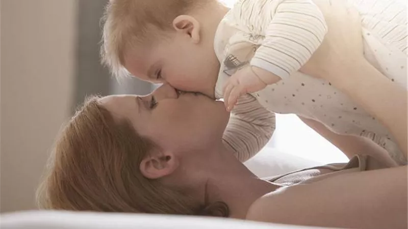 الصحة تحذر من تقبيل الرضع لحمايتهم من الهربس الفموى