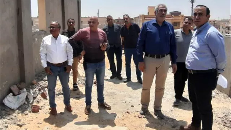جهاز الشروق ينفذ إزالة فورية بعمارة سكنية فى المدينة.. بالصور